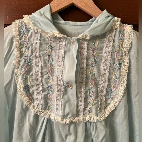 VTG Lightweight cotton lace trim embroidered nightgown. No brand or size tag - Picture 4 of 5